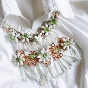 Stylish gold mint necklace